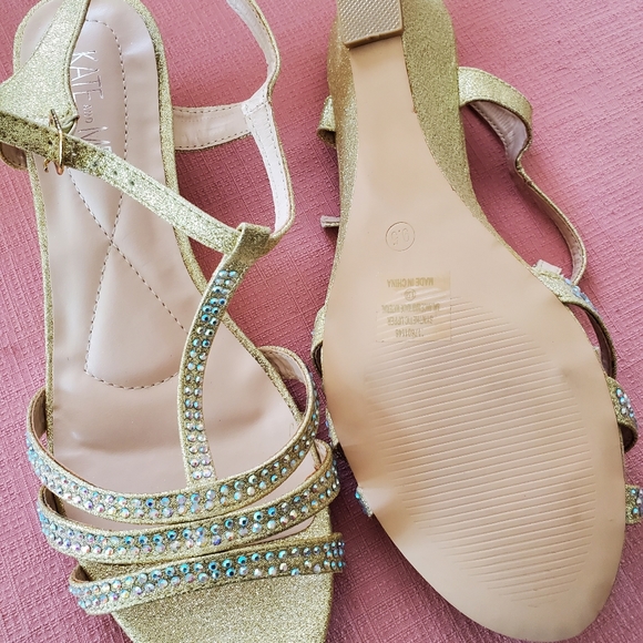 New size 9.5 dress sandals - Picture 2 of 3
